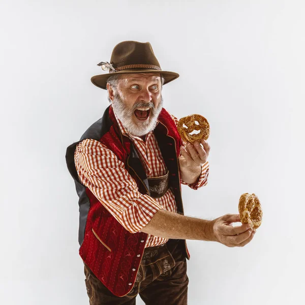 Retrato del hombre del Oktoberfest, vestido con la ropa tradicional bávara — Foto de Stock