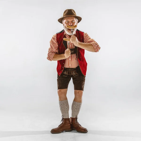 ऑक्टोबरफेस्ट मनुष्याचे पोर्ट्रेट, पारंपारिक बावरियन कपडे परिधान — स्टॉक फोटो, इमेज