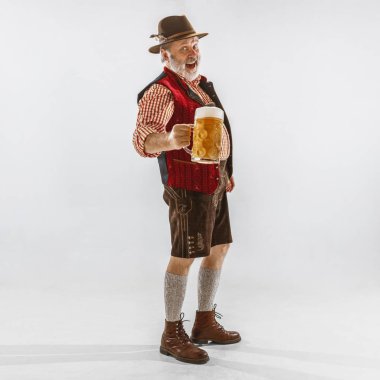 Geleneksel Bavyera giysileri giyen Oktoberfest adam Portresi