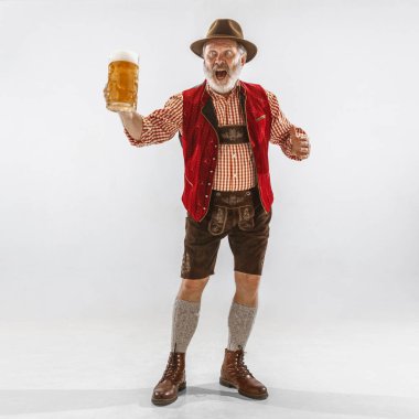 Geleneksel Bavyera giysileri giyen Oktoberfest adam Portresi