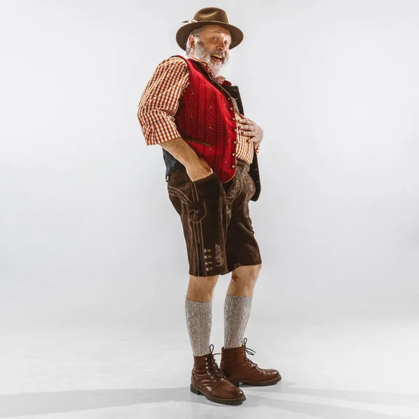 Retrato del hombre del Oktoberfest, vestido con la ropa tradicional bávara — Foto de Stock