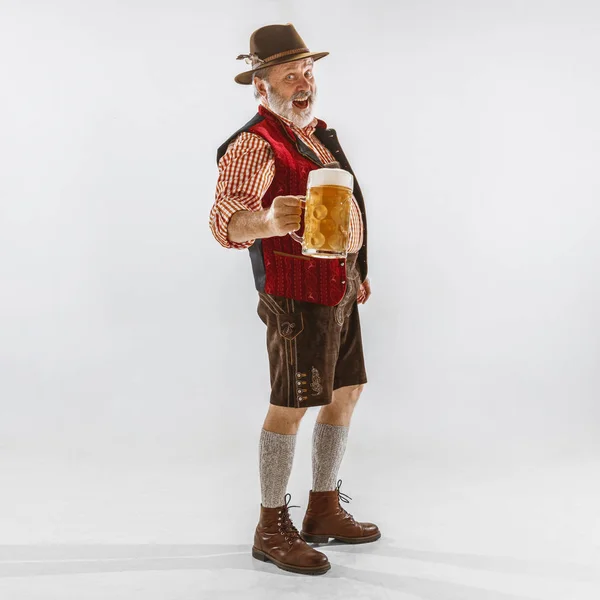 Retrato do homem Oktoberfest, vestindo as roupas tradicionais da Baviera — Fotografia de Stock