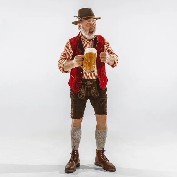 Retrato do homem Oktoberfest, vestindo as roupas tradicionais da Baviera — Fotografia de Stock