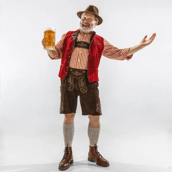 Retrato del hombre del Oktoberfest, vestido con la ropa tradicional bávara — Foto de Stock