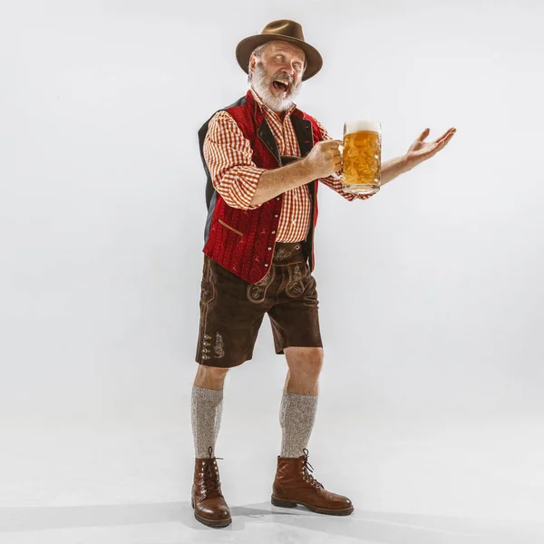 Retrato do homem Oktoberfest, vestindo as roupas tradicionais da Baviera — Fotografia de Stock