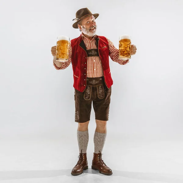 Portret van de man van het Oktoberfest, het dragen van de traditionele Beierse kleren — Stockfoto