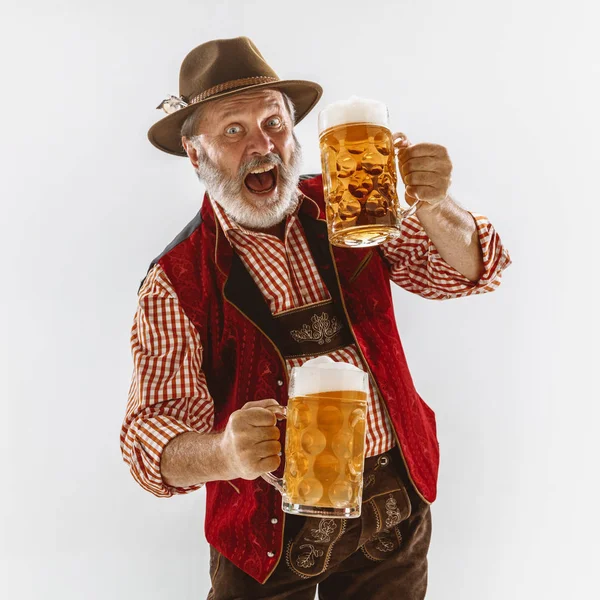 Ritratto dell'uomo dell'Oktoberfest, indossando i tradizionali abiti bavaresi — Foto Stock