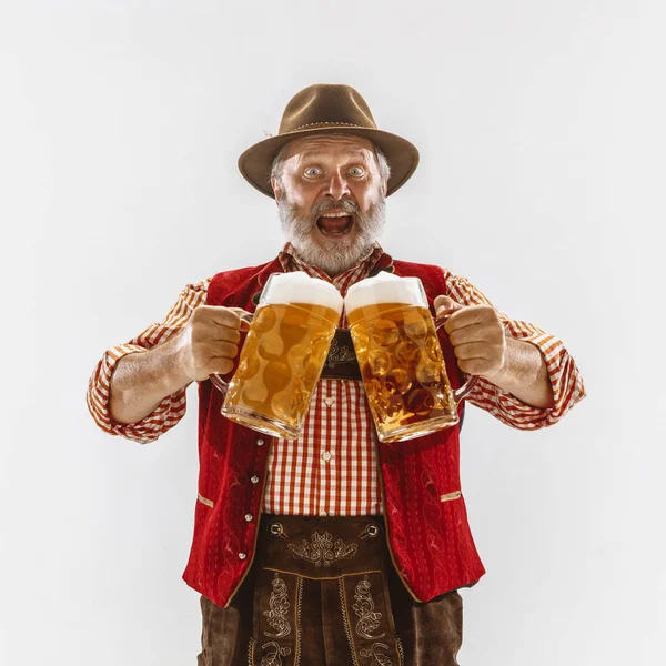 Porträtt av Oktoberfest man, klädd i traditionella bayerska kläder — Stockfoto