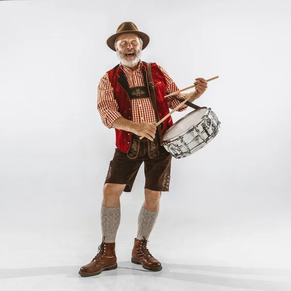 Retrato del hombre del Oktoberfest, vestido con la ropa tradicional bávara — Foto de Stock