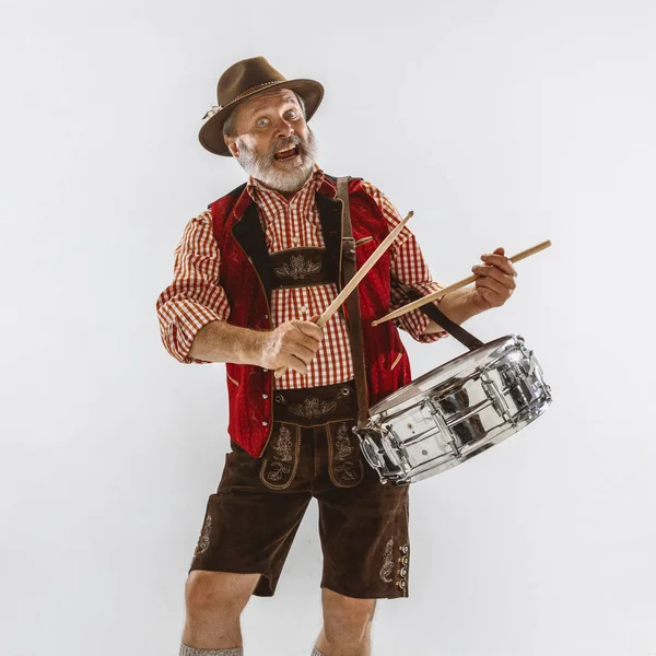Az Oktoberfest férfi portréja, a hagyományos bajor ruházatot viselve — Stock Fotó