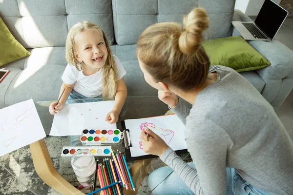 Insegnante e bambina, o mamma e figlia. Concetto di istruzione a casa — Foto Stock