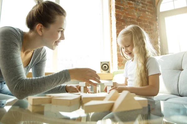 Insegnante e bambina, o mamma e figlia. Concetto di istruzione a casa — Foto Stock