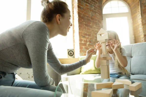 Insegnante e bambina, o mamma e figlia. Concetto di istruzione a casa — Foto Stock