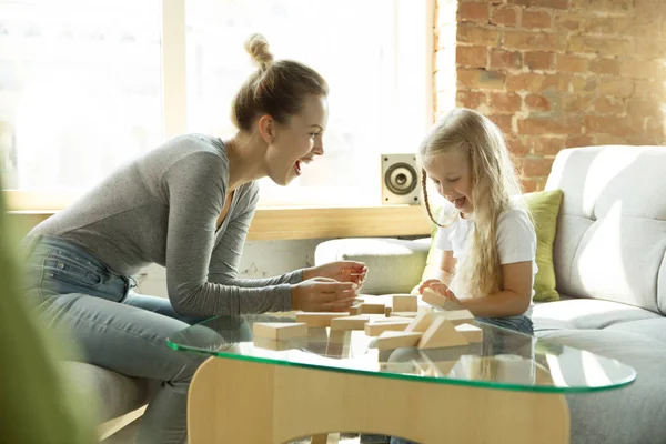 Insegnante e bambina, o mamma e figlia. Concetto di istruzione a casa — Foto Stock