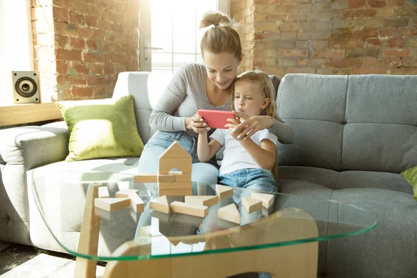 Insegnante e bambina, o mamma e figlia. Concetto di istruzione a casa — Foto Stock