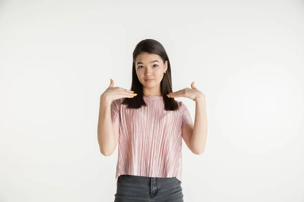 Schöne Mädchen halblanges Porträt auf weißem Studiohintergrund — Stockfoto