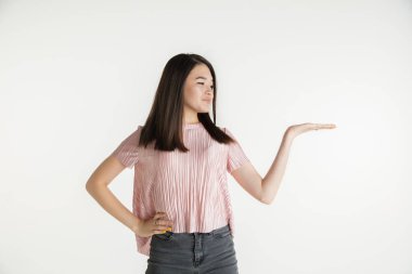 Beyaz stüdyo arka plan üzerinde güzel kızlar yarım uzunlukta portre