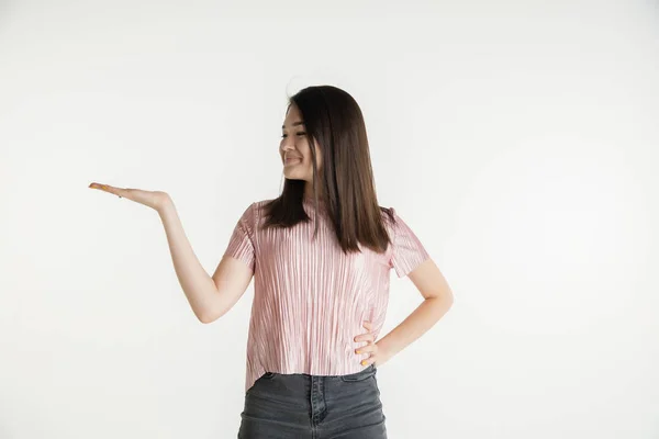 Schöne Mädchen halblanges Porträt auf weißem Studiohintergrund — Stockfoto