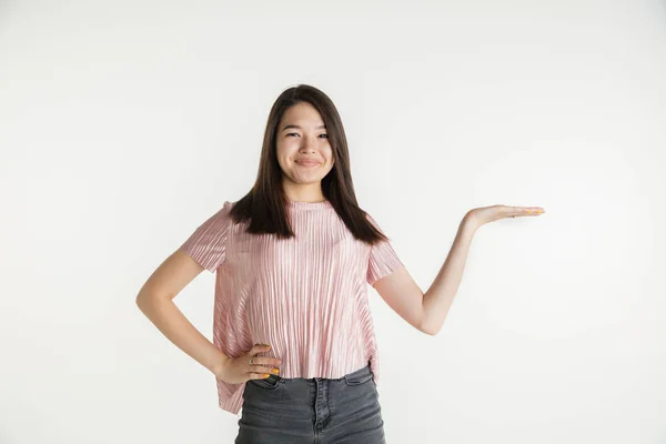 Schöne Mädchen halblanges Porträt auf weißem Studiohintergrund — Stockfoto