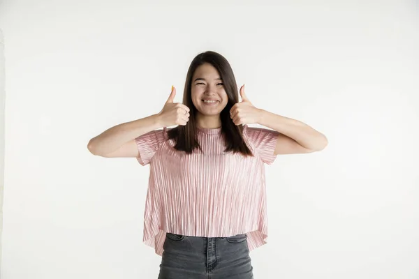 Schöne Mädchen halblanges Porträt auf weißem Studiohintergrund — Stockfoto