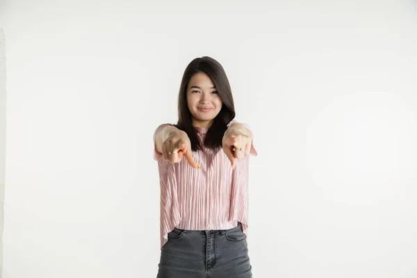 Schöne Mädchen halblanges Porträt auf weißem Studiohintergrund — Stockfoto