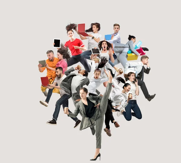Trabalhadores de escritório ou bailarinos de ballet pulando sobre fundo branco — Fotografia de Stock