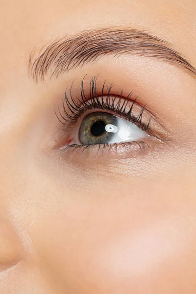 Close up tiro de jovem mulher no fundo amarelo — Fotografia de Stock