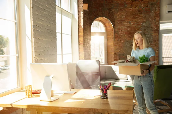 Una joven empresaria que se muda a la oficina, consiguiendo un nuevo lugar de trabajo — Foto de Stock