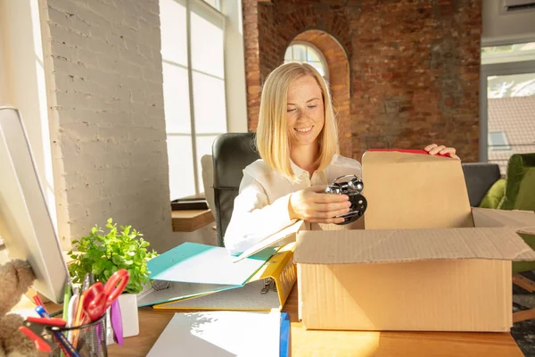 Una joven empresaria que se muda a la oficina, consiguiendo un nuevo lugar de trabajo —  Fotos de Stock