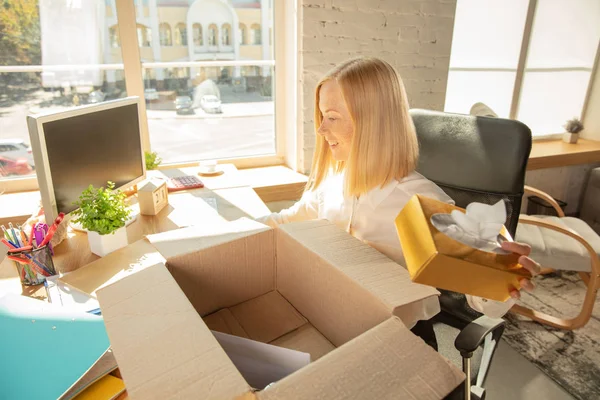 Une jeune femme d'affaires déménageant au bureau, obtenant un nouveau lieu de travail — Photo