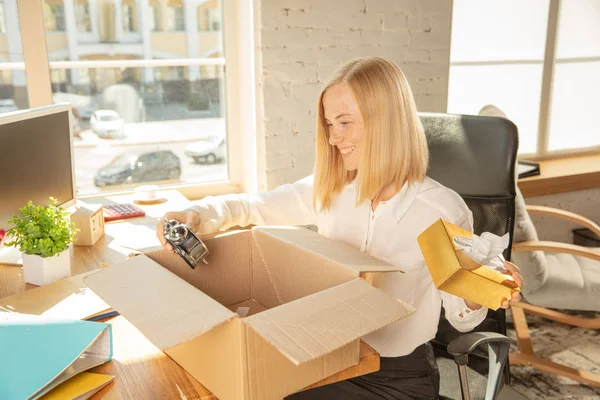 Молодая деловая женщина переезжает в офис, получает новое место работы — стоковое фото