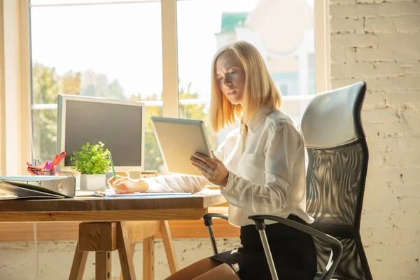 En ung affärskvinna som flyttar in i kontoret, får ny arbetsplats — Stockfoto