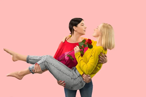 Bonito casal feminino em fundo de coral romântico — Fotografia de Stock