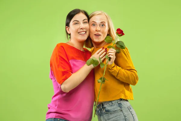 Retrato de meninas bonitas isoladas no fundo do estúdio verde — Fotografia de Stock