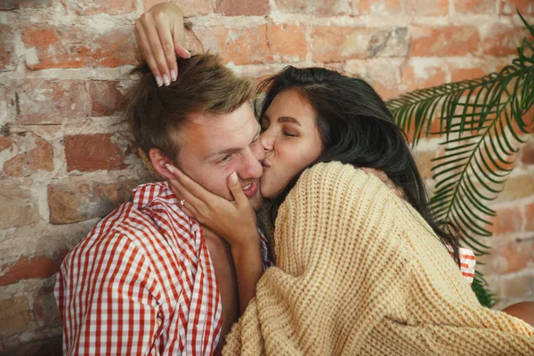 Couple d'amoureux à la maison relaxant ensemble, confortable — Photo