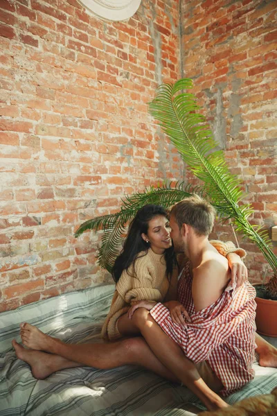 Casal de amantes em casa relaxando juntos, confortáveis — Fotografia de Stock