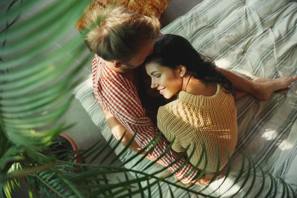Пара закоханих вдома розслабляється разом, комфортно — стокове фото