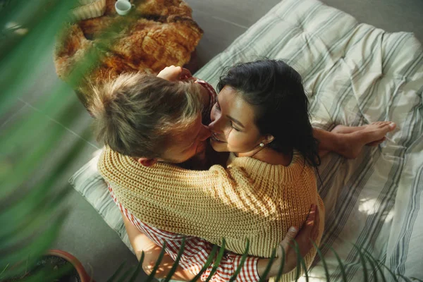 Paar liefhebbers thuis ontspannen samen, comfortabel — Stockfoto
