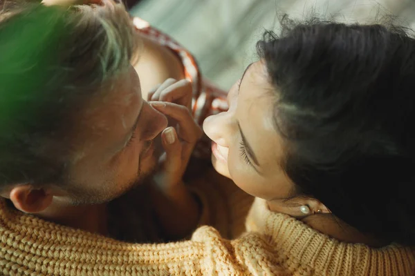 Casal de amantes em casa relaxando juntos, confortáveis — Fotografia de Stock