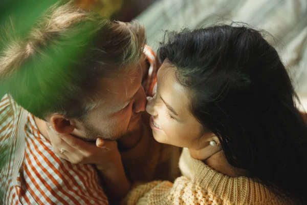 Paar liefhebbers thuis ontspannen samen, comfortabel — Stockfoto