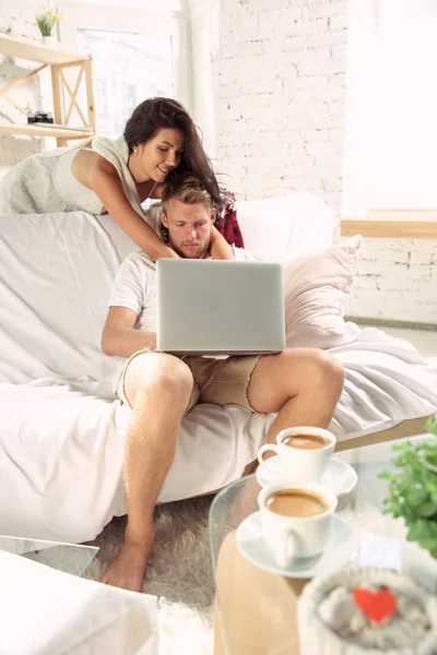 Par älskare hemma koppla av tillsammans, bekväm — Stockfoto
