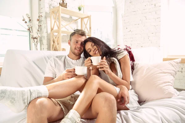 Couple d'amoureux à la maison relaxant ensemble, confortable — Photo