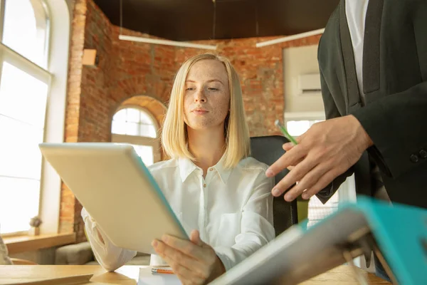 Une jeune femme d'affaires déménageant au bureau, obtenant un nouveau lieu de travail — Photo