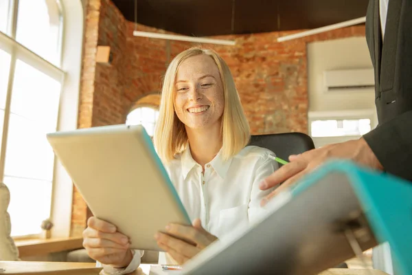 Una joven empresaria que se muda a la oficina, consiguiendo un nuevo lugar de trabajo — Foto de Stock