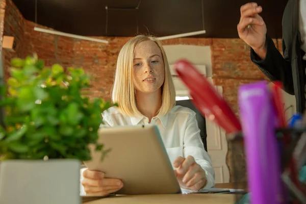 Eine junge Geschäftsfrau zieht ein und bekommt einen neuen Arbeitsplatz — Stockfoto