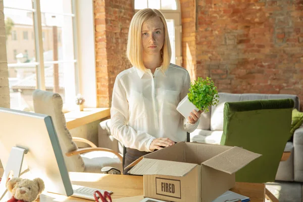 Jeune femme d'affaires virée, semble bouleversée — Photo