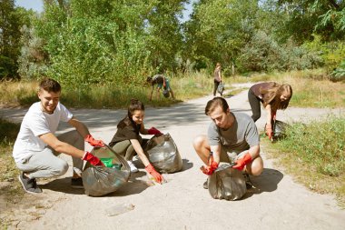 Grup gönüllü plajda çöp toplama