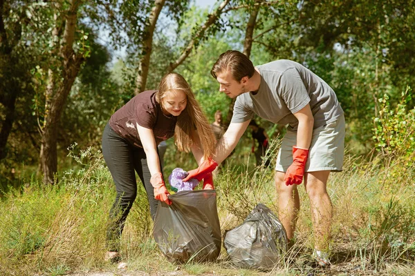 Kelompok Relawan Menyelesaikan Sampah Di Pantai — Stok Foto