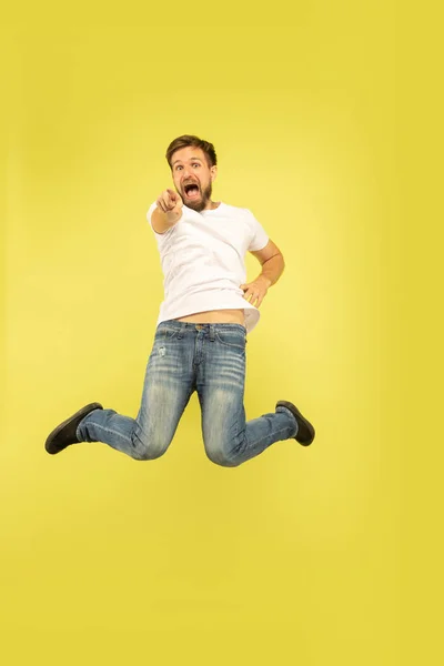 Retrato de comprimento total do homem de salto feliz no fundo amarelo — Fotografia de Stock