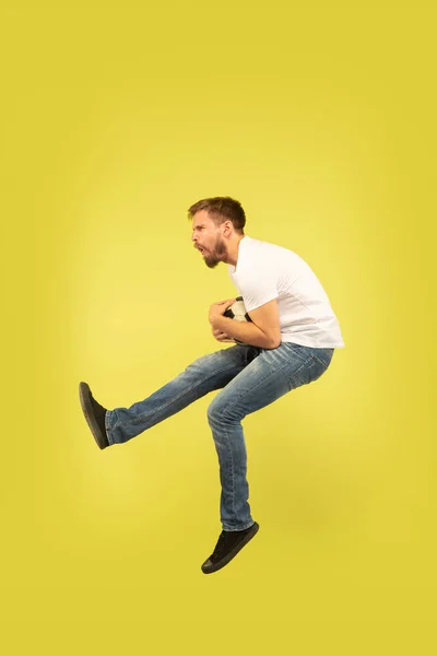 Ritratto a figura intera dell'uomo felice che salta su sfondo giallo — Foto Stock